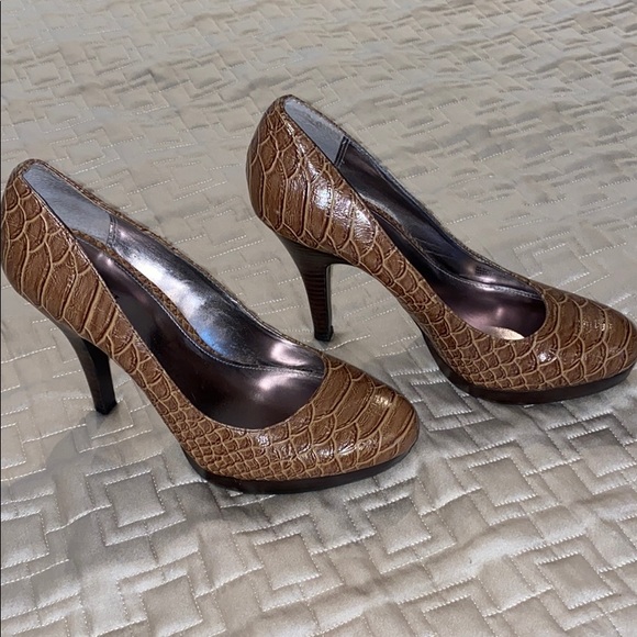 Size 7 EUC Alfani brown snakeskin heels - Picture 2 of 5